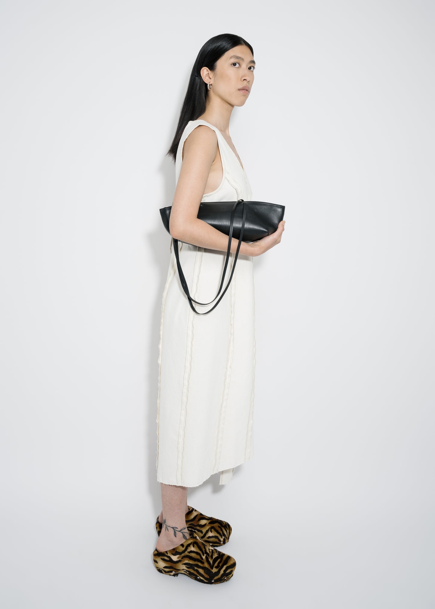 AB 124 Shoulder Bag Black